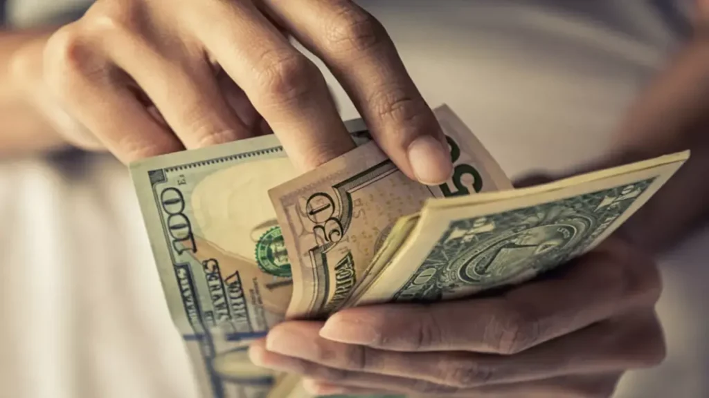 الدولار يهبط لأدنى مستوياته أمام الريال السعودي وسط تراجعات حادة للعملات الأخرى